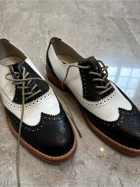 Classic Two-Tone Wingtip Oxford Shoes in Black and White